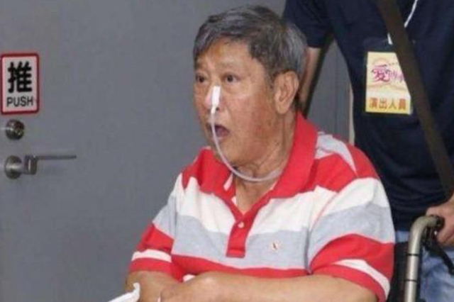 |他因春晚一夜成名，意外摔成“脑瘫”被妻子抛弃，情人却不离不弃