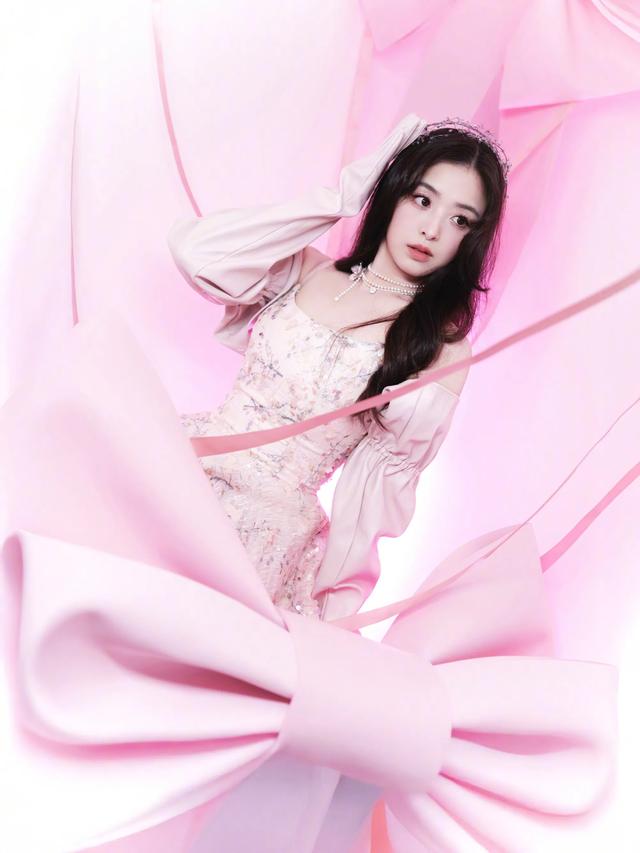 张含韵，粉粉的就还是当年那个韵宝宝