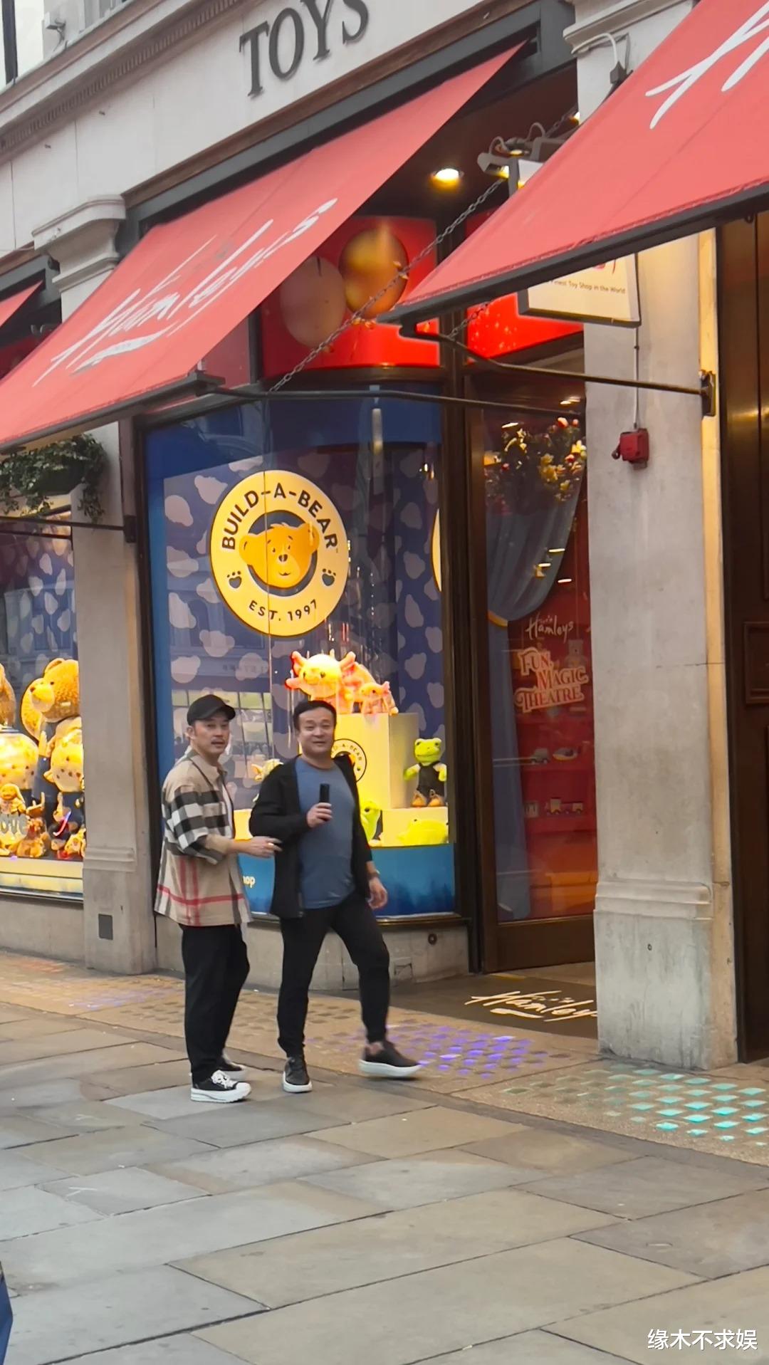 沙溢一家五一去英国旅游,瘦20斤打扮时髦,胡可闷闷不乐好憔悴!