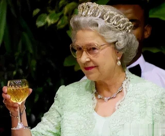 全红婵吃牛排上不了台面?笑死,那你是没见过英国女王喝酒!