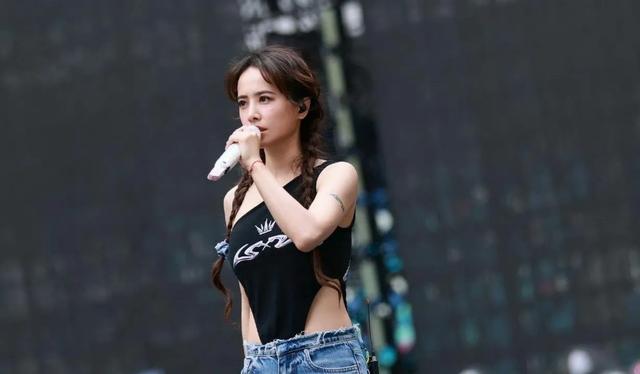 网友:蔡依林有魔法啊，衣服有无肩带都好美