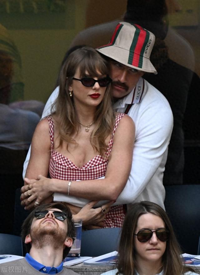 情到浓时方恨少！“霉霉”泰勒斯威夫特和男友亮相看台，贴身亲吻