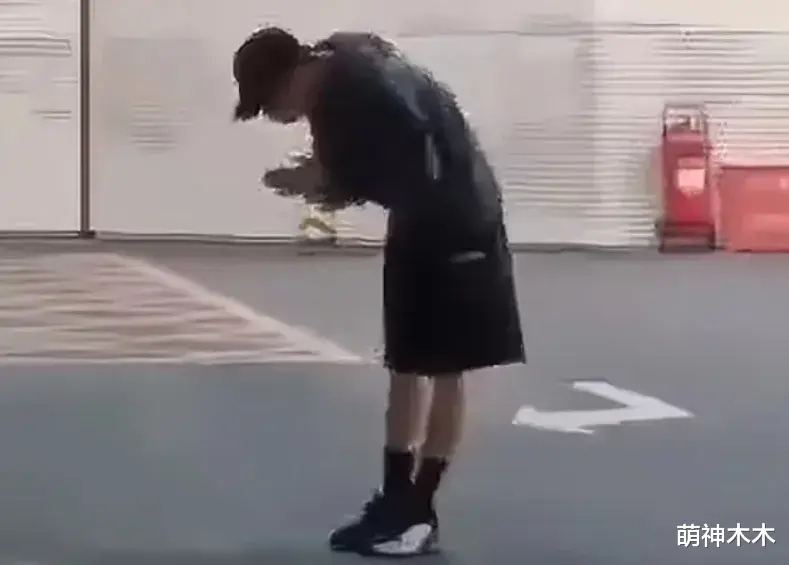 李易峰现身日本被偶遇,瘦了太多彻底变素人,无人围观淡定走机场