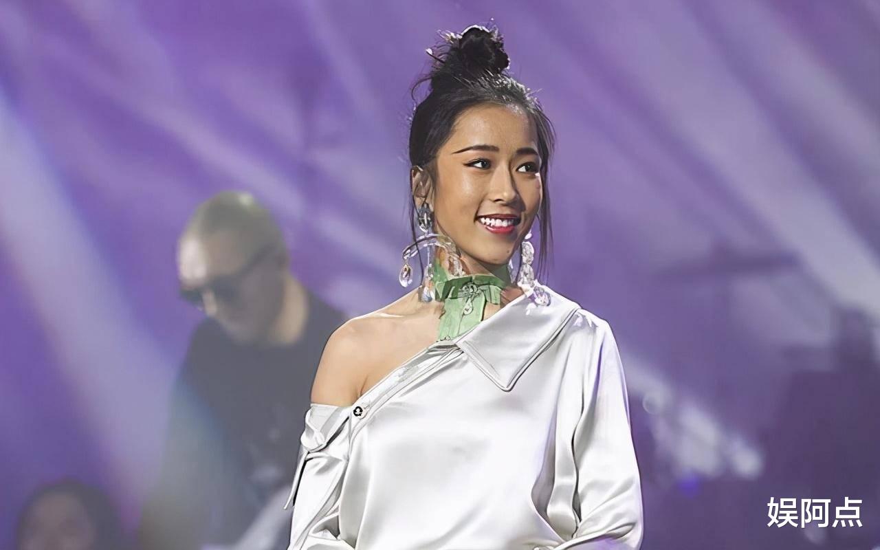 吉克隽逸近照黑出了新高度,穿恨天高小腹隆起像孕妇,身材太一般