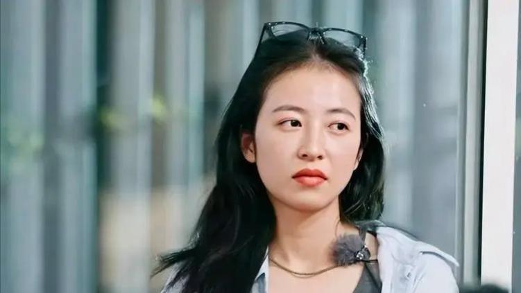 周雨彤迎来全网骂潮，是因为她踩中了，中国女人最讨厌的3个雷区