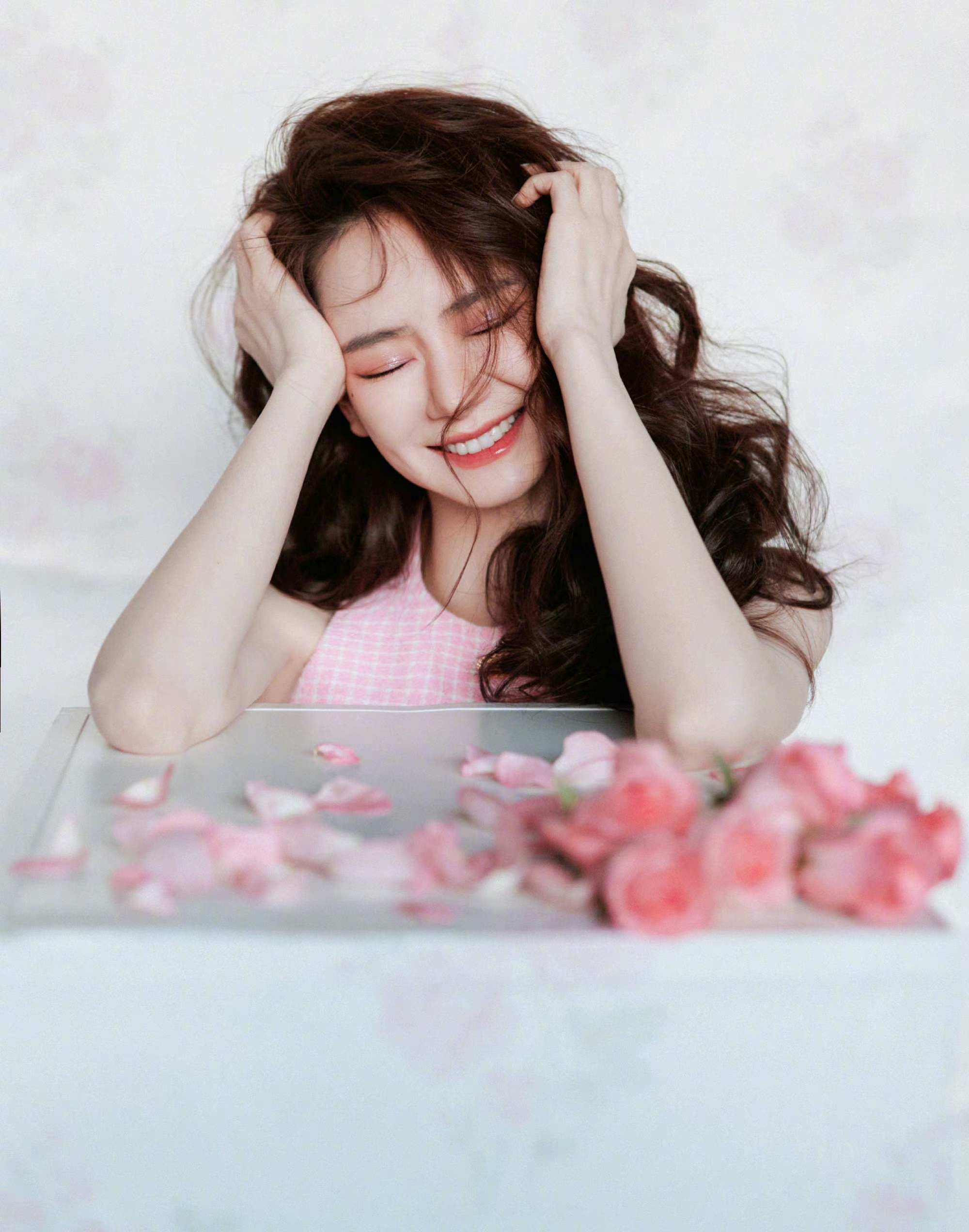 戚薇最新粉色裙子照片,甜美可爱红唇气质