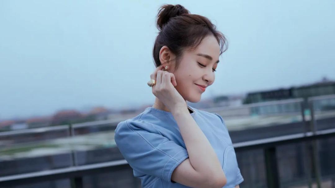 她拒认亲父，却送母百万豪宅，出道15年零绯闻，如今35岁再次爆火