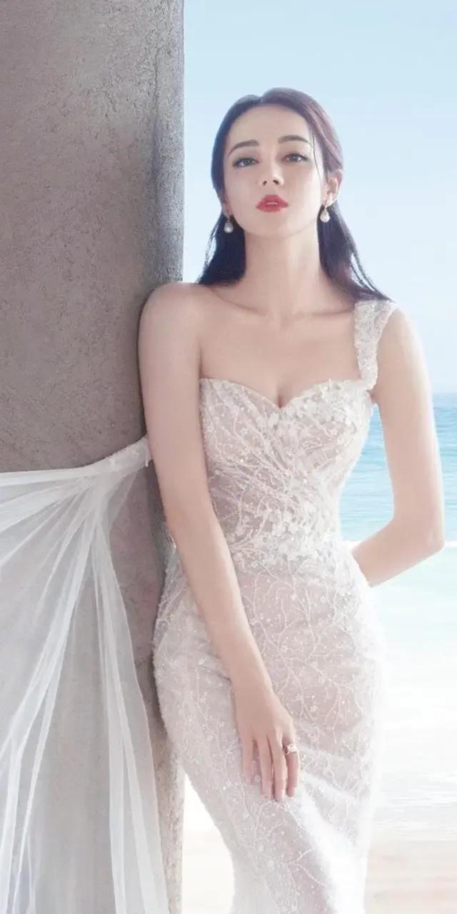 迪丽热巴最新海边写真,鱼尾长裙尽显完美身材,颜值再引全网热议