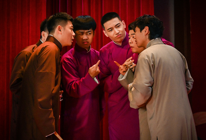 郭德纲直播带货首秀,2小时卖出8万本书,贾乃亮刷成榜一大哥