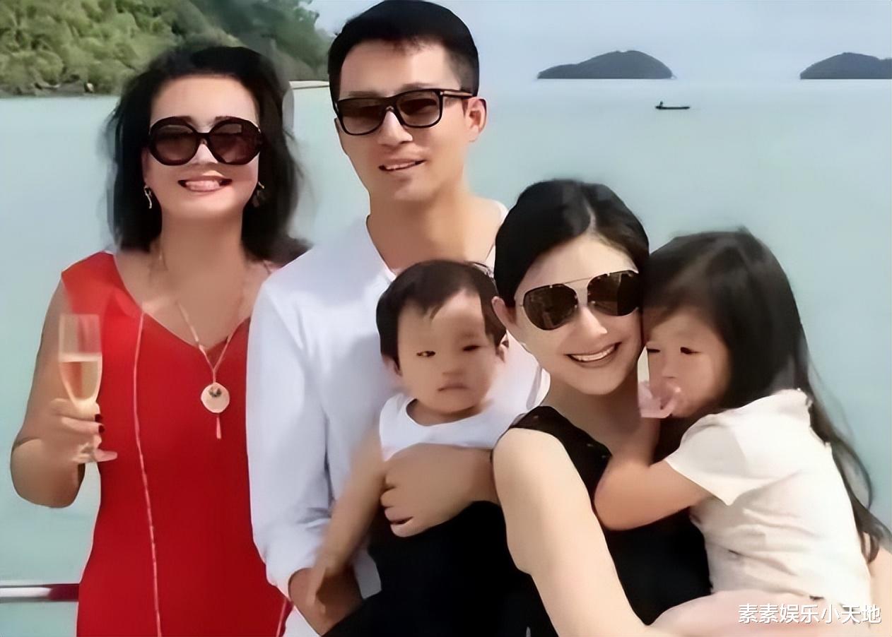 大S和汪小菲21年前做慈善照片:以前她好美,素颜也很有自信