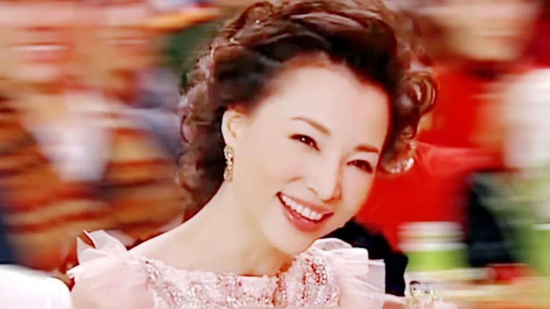 董卿带娃憔悴苍老！富豪老公欠债九个亿成老赖，被曝移民美国躲避惩罚！