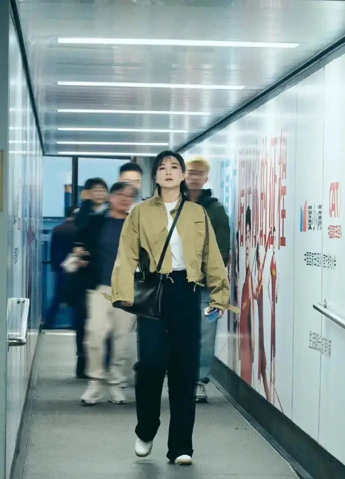 贾玲变身时尚达人？卡其色夹克亮相，步伐霸气！