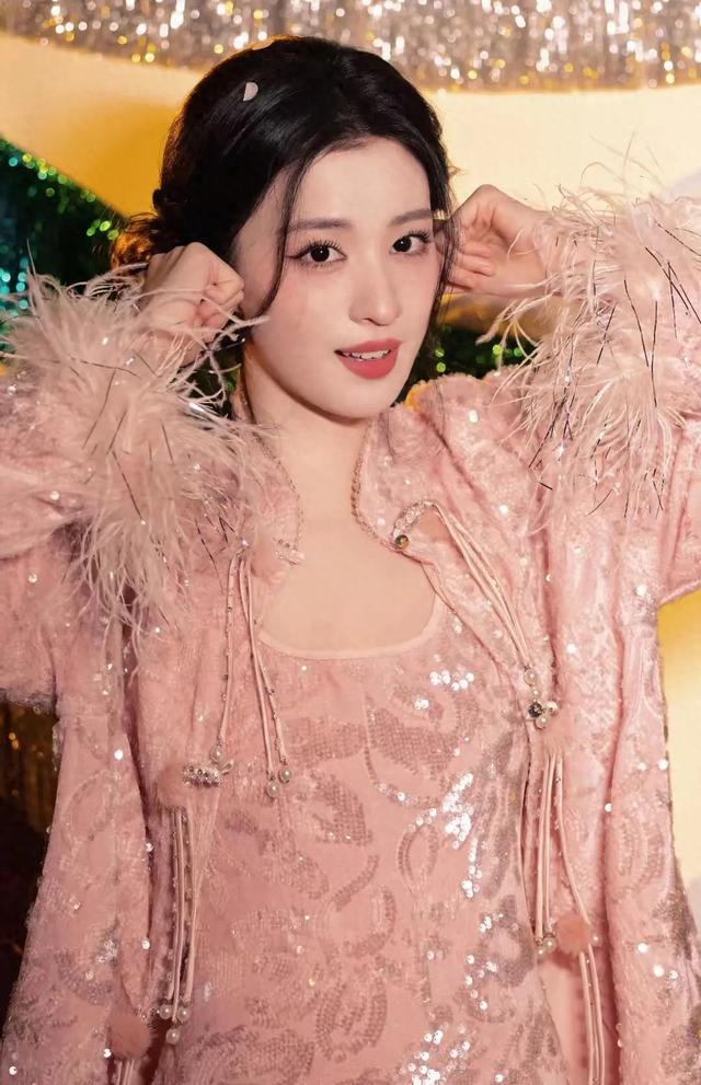 王楚然新年新造型，古装女神的“温柔杀”，网友：太好看了！