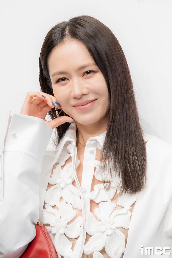 韩国知名女星,“职场妈妈”孙艺珍靓丽回归,颜值身材俱佳被称赞