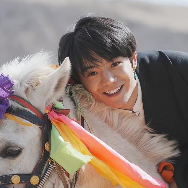 4年前一夜爆火的丁真, 不进娱乐圈转投入家乡, 如今他后悔吗