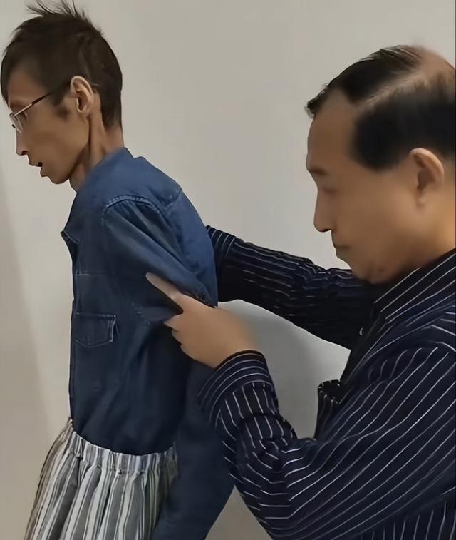 43岁抗癌网红“东东”去世，胃癌暴瘦只剩65斤，曾是一名帅气医生