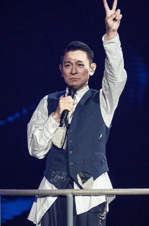 华表奖这一夜,脸肿、身高造假,刘德华狠狠打了内娱男星的脸