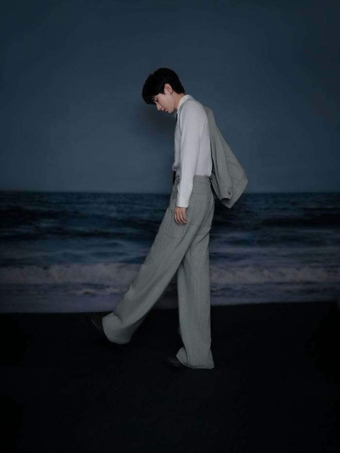 成毅难得穿现代装,却被指穿张艺兴剩下的衣服!