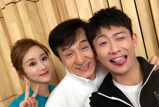 张一山凌晨发文官宣“新身份”,原来没消息的他,闷声干了件大事