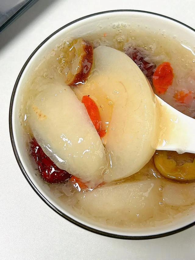 女人不要太节俭，有条件常吃这8样，皮肤光滑气色好