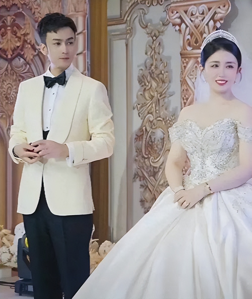 关小平女儿大婚：亲家公身份高贵不便出席，亲家母戴墨镜上台致辞