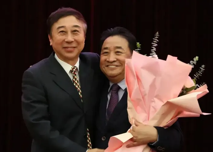 曲协主席冯巩发文谈相声发展，盛赞姜昆和苗阜，只字未提郭德纲