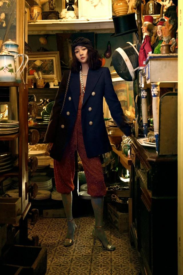 关晓彤国庆节分享巴黎聚会合照，尝试新造型，蓝色袜子太抢镜