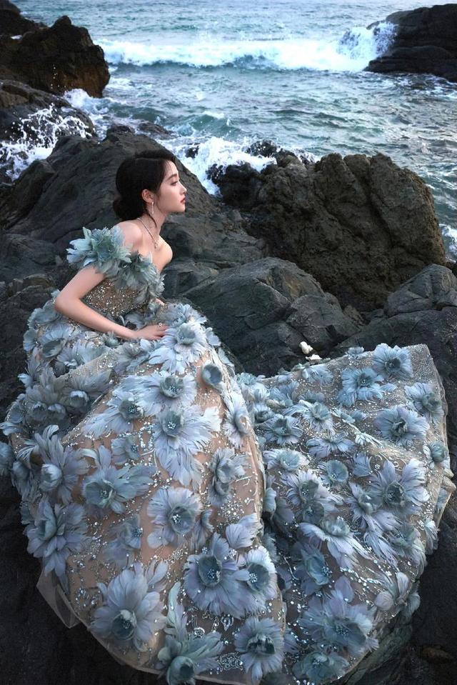 关晓彤拍摄梦幻氛围感大片!穿银色镭射抹胸裙曲线迷人