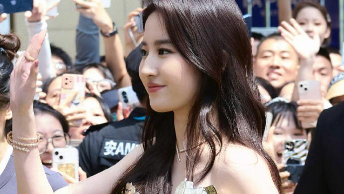 36岁刘亦菲变“肥仙”，穿金色礼服，圆润性感，却被嘲胳膊粗壮