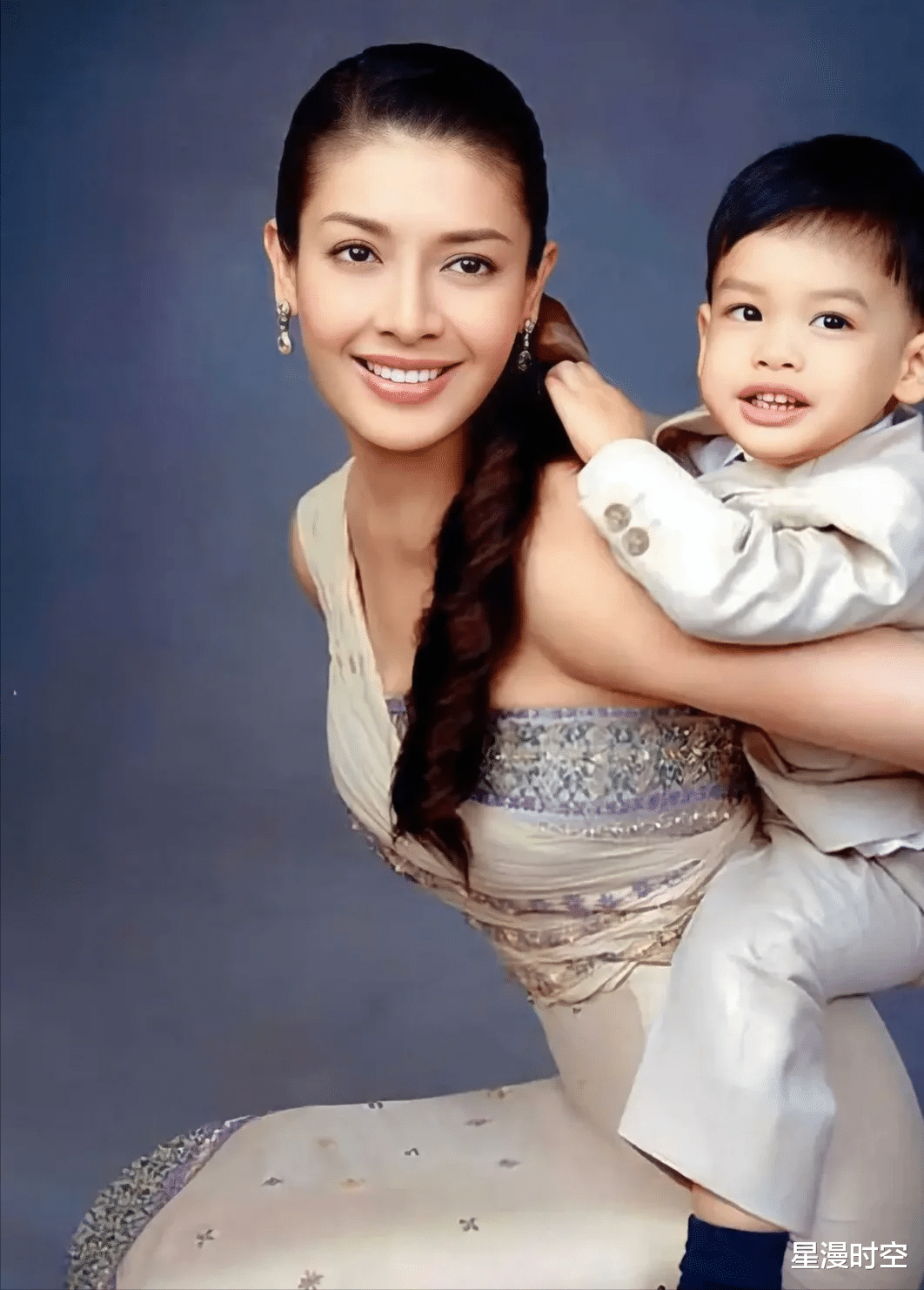 19岁提帮功越来越帅了,身高近2米,眼神清亮坚毅,是泰王心尖宠