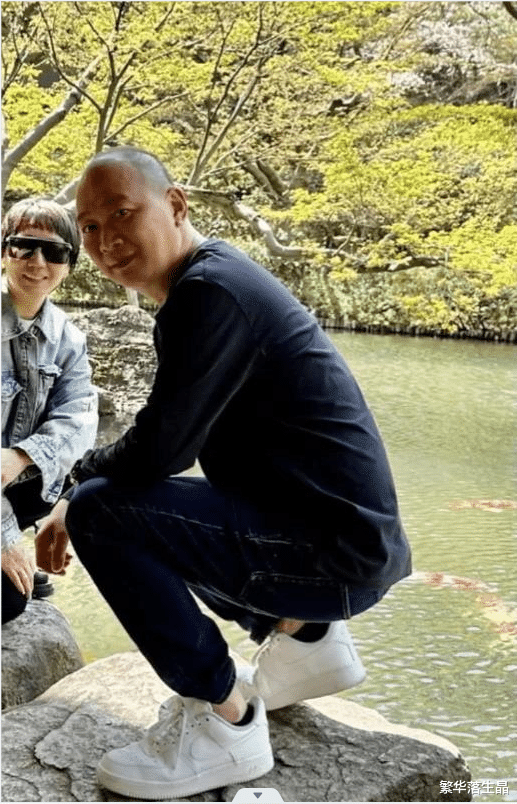 刘嘉玲带家人去日本游玩,打扮时尚显年轻,和妈妈同框画面温馨