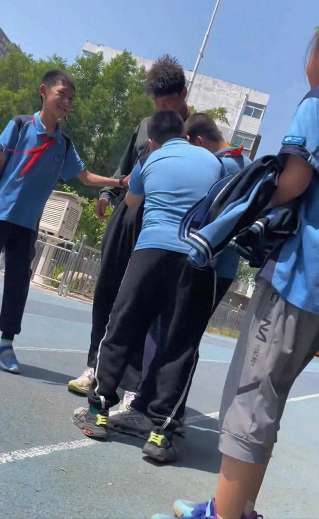 身高190的腹肌体育老师适合开什么样的智能电动车呢