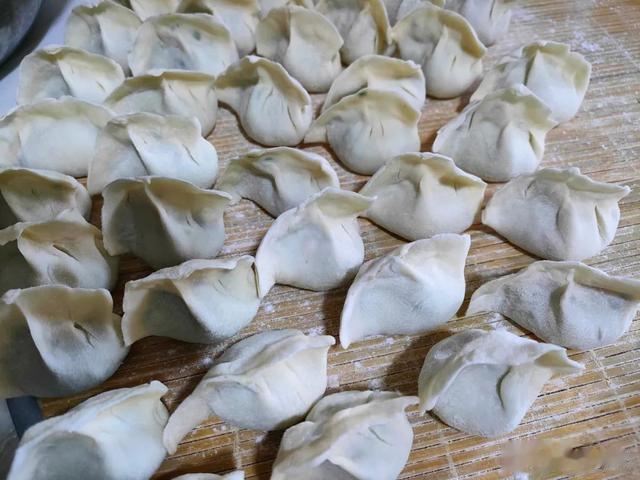 二月二龙抬头,老人说“龙食腹中藏,金银堆满缸”,龙食指的啥?