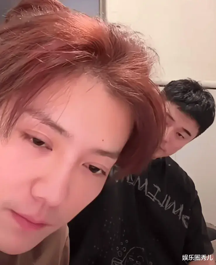 鹿晗被封风波发酵！被扒近期状态不对劲，深夜失眠喝酒还热衷染发