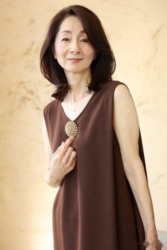 中老年女性别再烫小卷了，这些发型才是最好的选择，不老气显气质