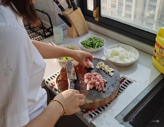 深圳女子晒失业前后伙食对比,宁可上班也不做主妇,网友:支持