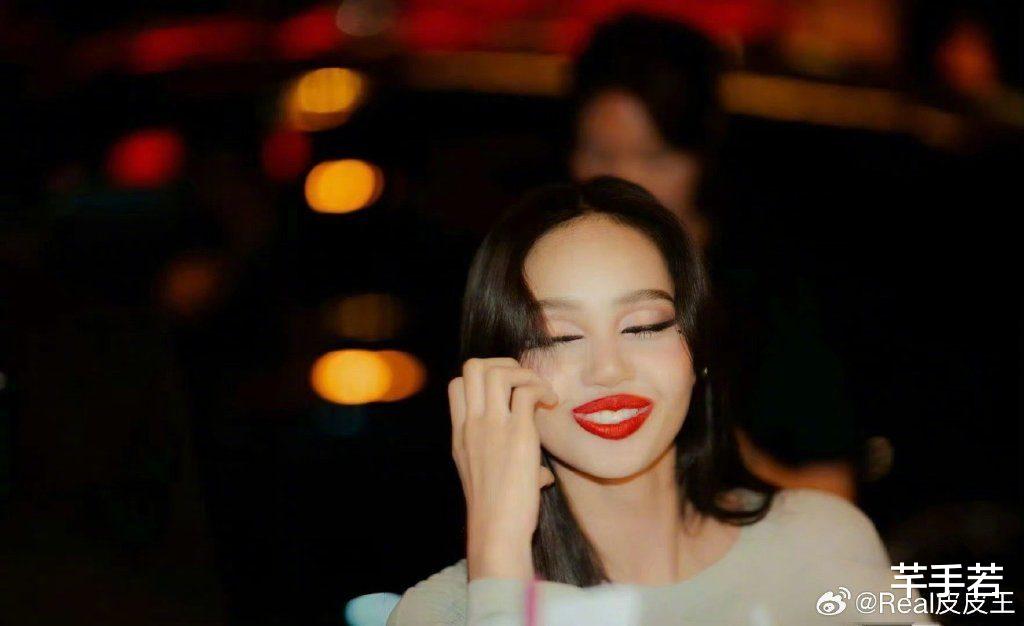 Lisa的机场图并未开嘴大特效,也没有P图,她只是失去了韩流妆造