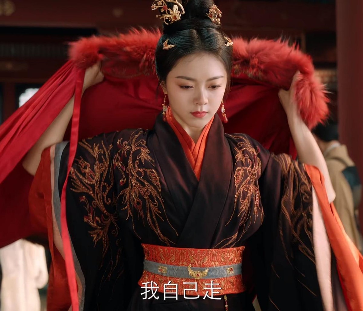 《度华年》新预告：张凌赫帅出新高度，21岁赵今麦美得冒泡