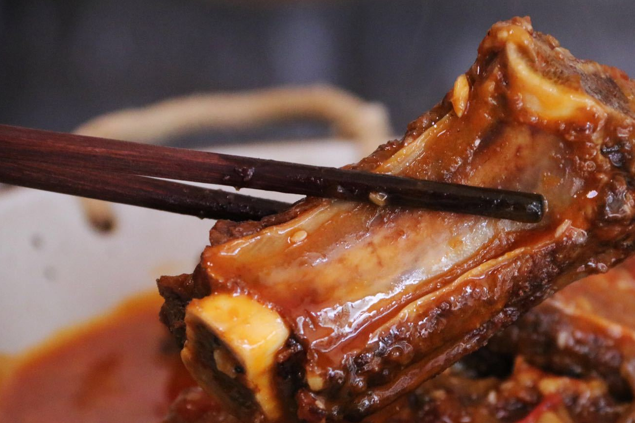 2块牛排骨，1个西红柿，无需高压锅一炖，鲜嫩入味，啃起来太爽了