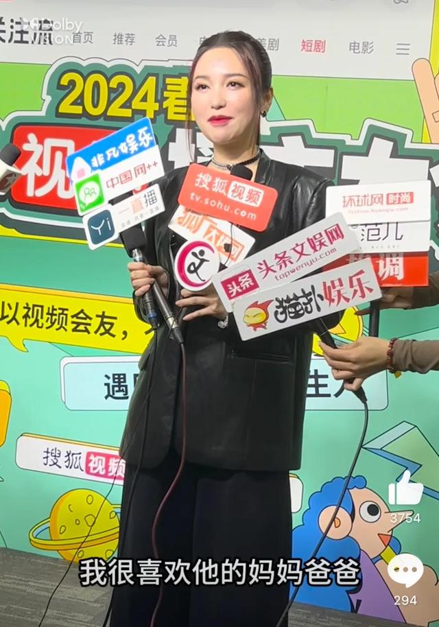 金莎和小19岁男友异地恋,晒美颜诉相思:怎么做到40的年纪18的脸