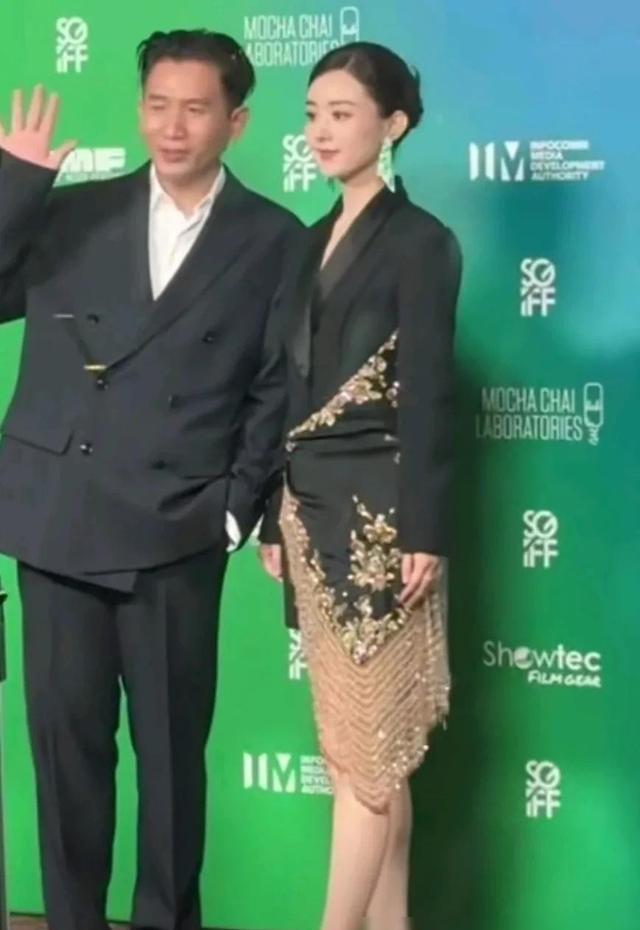 丑哭了!新加坡这一夜,赵丽颖穿过季高定,不像女明星倒像主持人