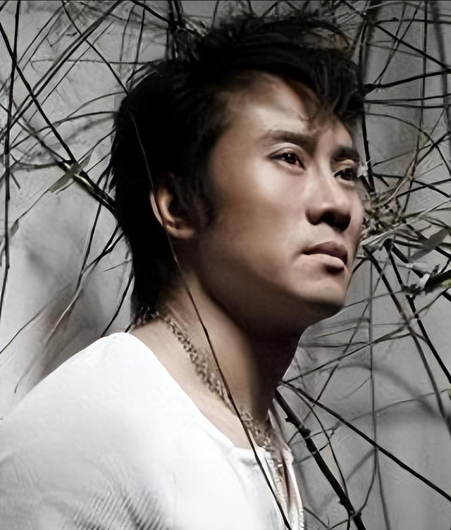 没想到，56岁的知名歌手江涛，还是为自己的“整容”付出了代价