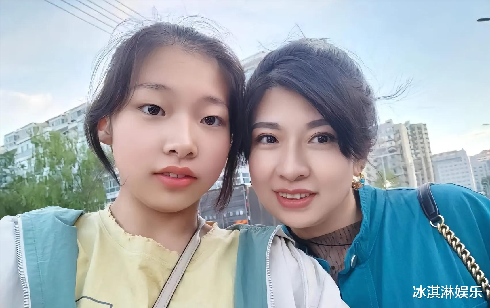 体育馆坍塌遇难魏羽馨妈妈晒三口合照！爸爸白发染黑，儿子胖嘟嘟