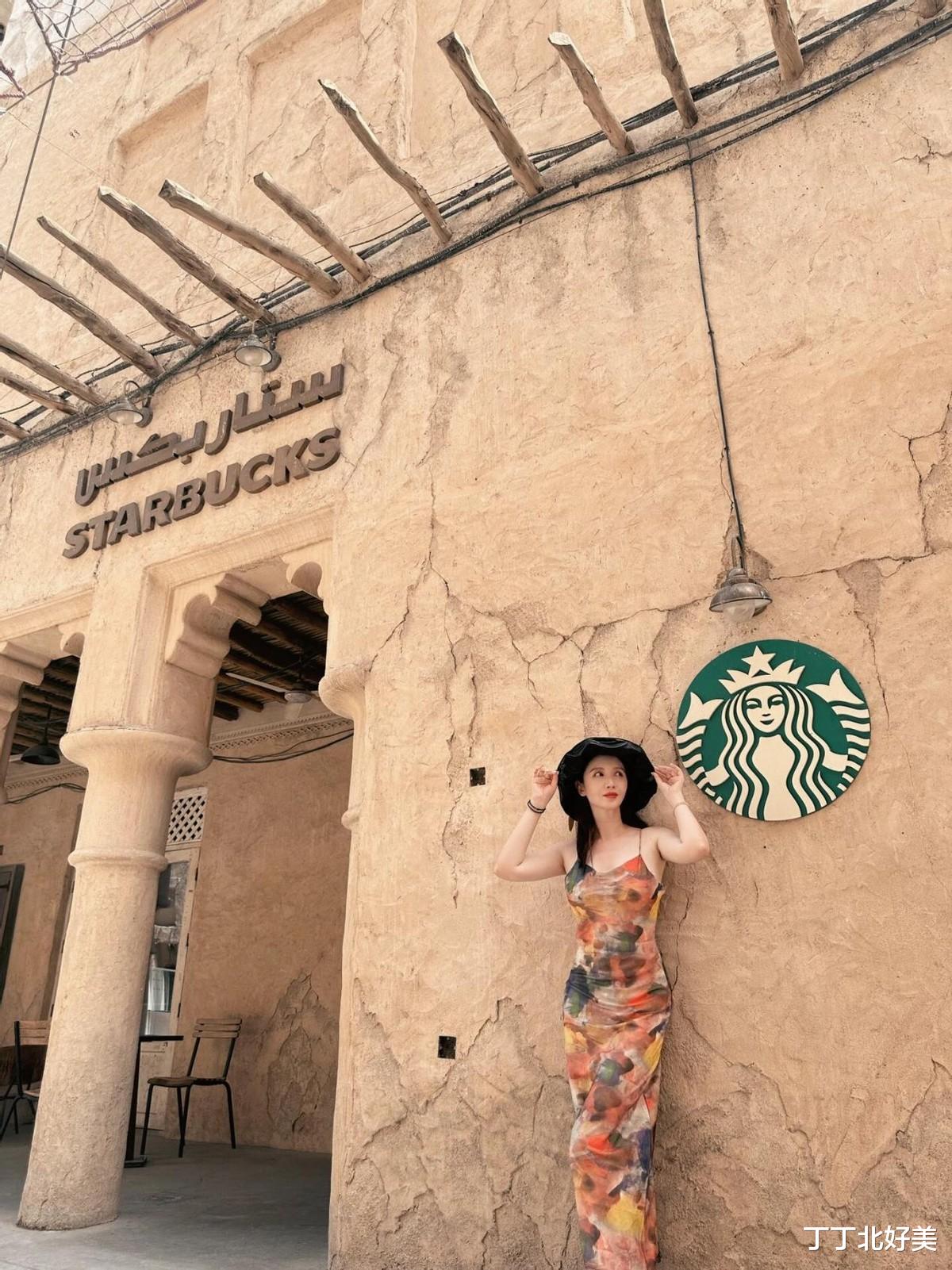 43岁张萌现状:穿晚礼服身材太「火辣」,我感慨资本果然会选女人