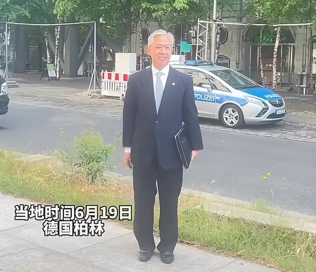 网传汪文斌手表是价值百万的百达翡丽?其实是一千多的国产手表!