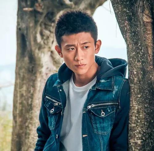 张一山银发亮相惊艳四座,网友直呼:颜值爆表!