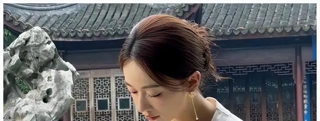 结婚后消费降级?吴谨言在路边小店买2件衣服303元!还要讲价还价