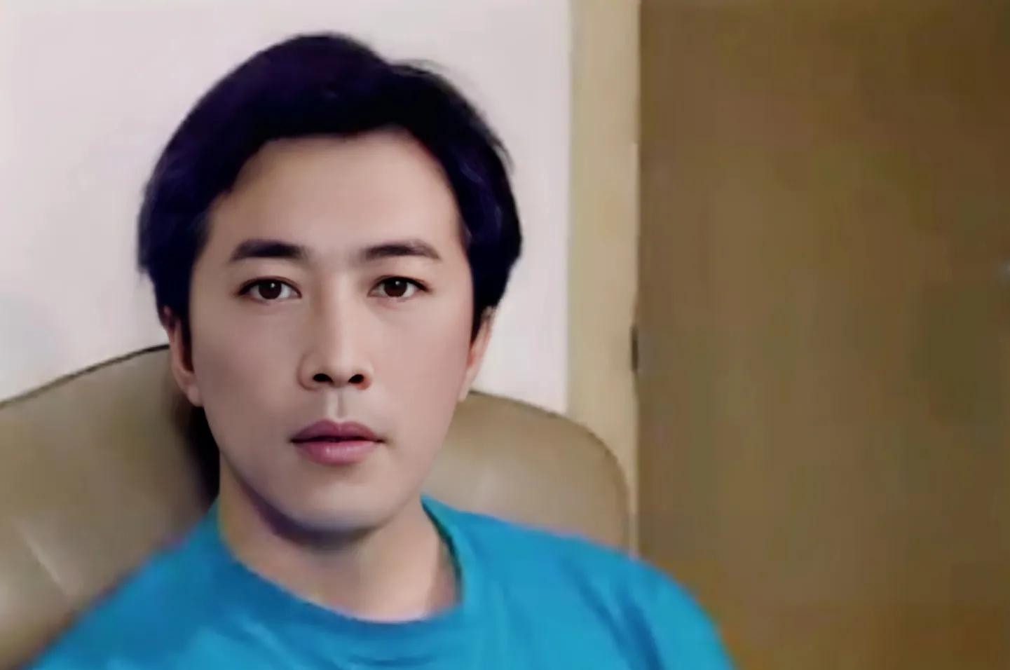 《我是刑警》郑晓宁：和萨日娜青梅竹马，50岁老来得子，如今怎样