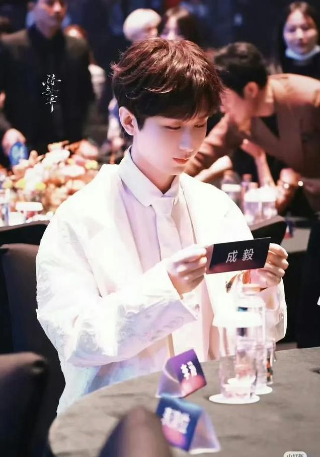 12月7日一夜,美男洗牌,杨洋登顶,黄景瑜10成毅9王一博3肖战第2