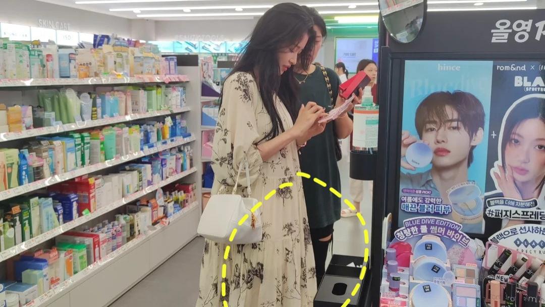 孙怡母女韩国被偶遇，穿拖地长裙一扫孕味，7岁女儿嘴馋被拉走！